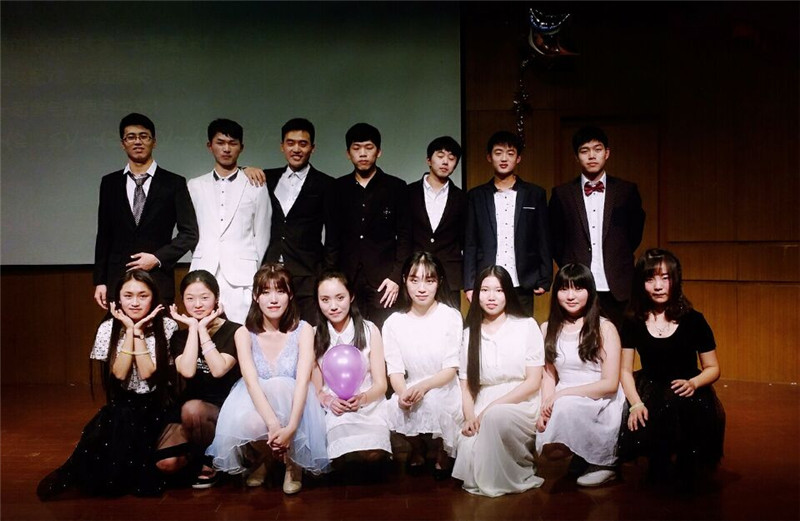 动漫屋
举行2016年女生节舞会