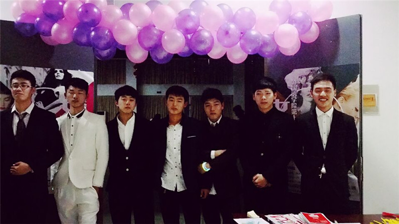 动漫屋
举行2016年女生节舞会