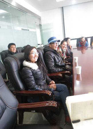 动漫屋
、数媒学院、医学院联合召开新学期新疆少数民族学生座谈会