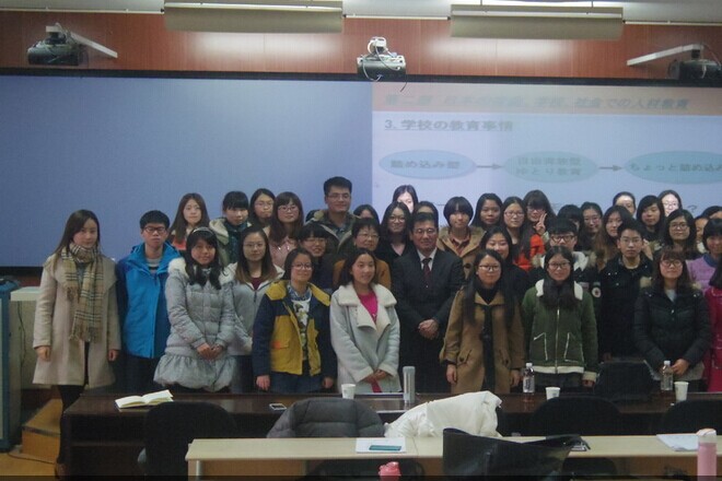 三菱银行无锡分行行长与动漫屋
学生座谈